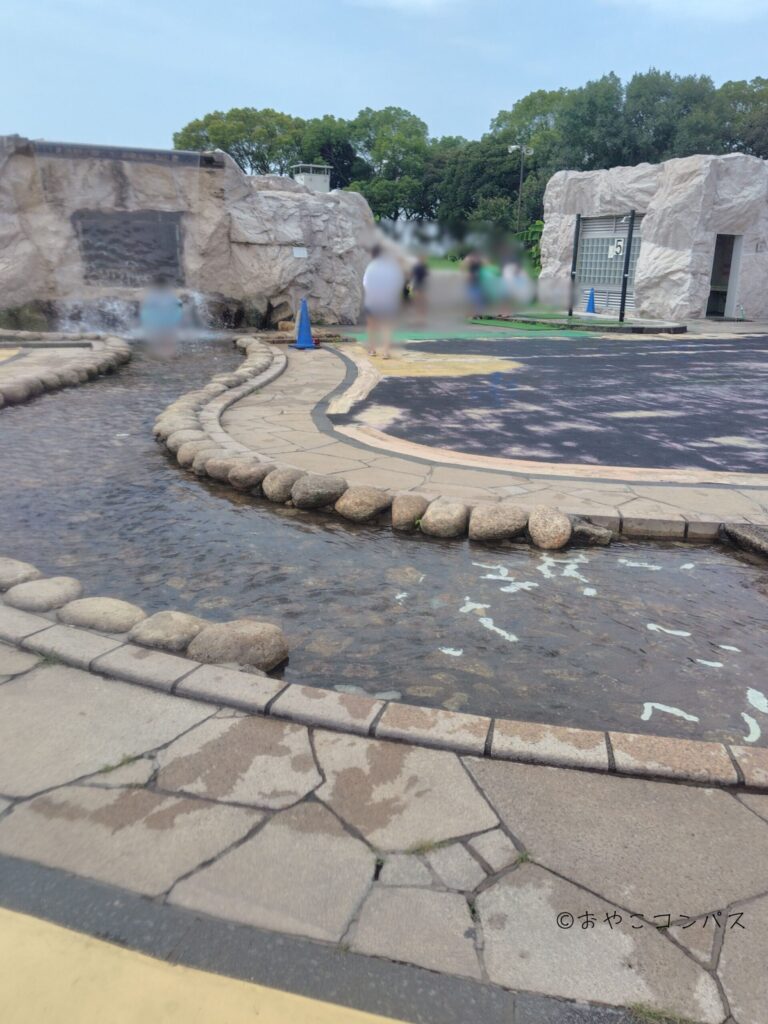 しらこばと夏季プール_遊戯プール付近の小川